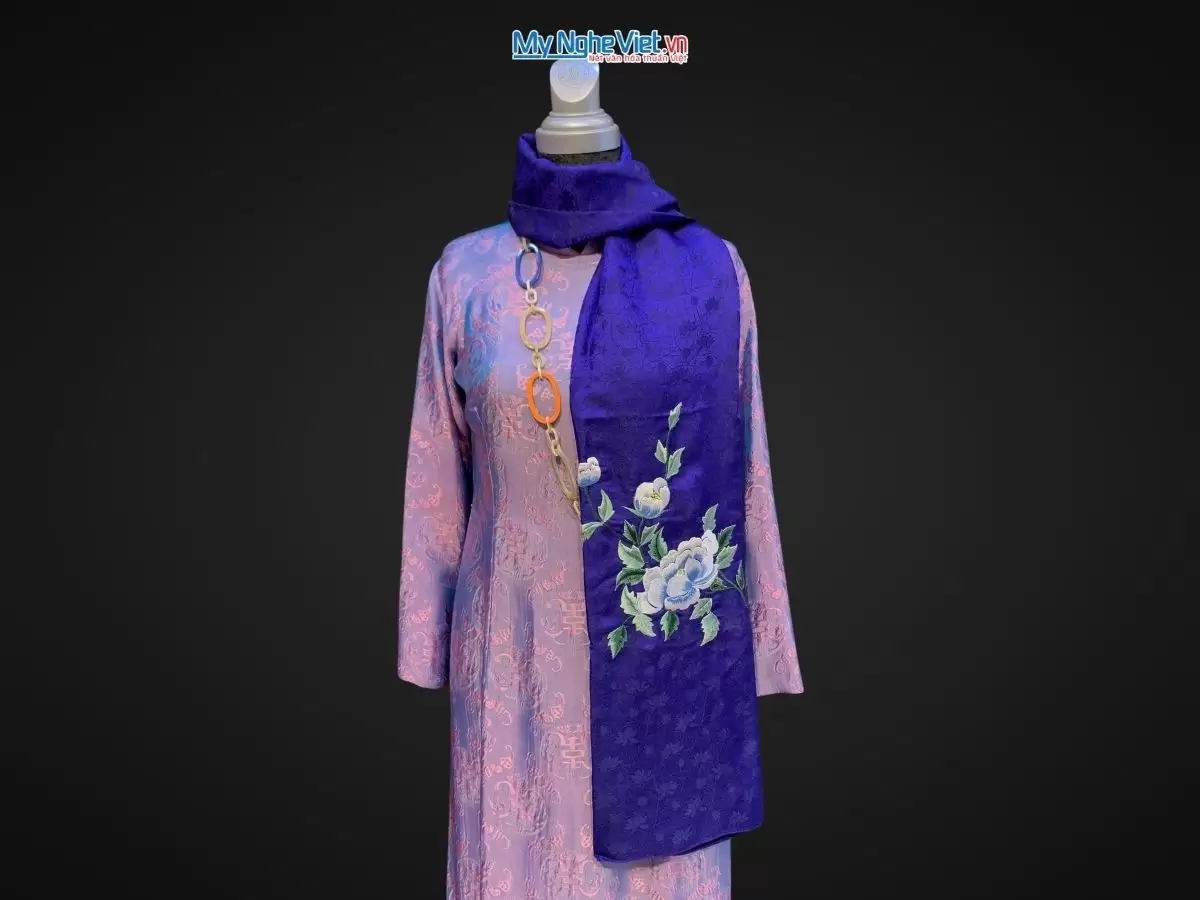 Khăn lụa Hà Đông thêu hoa