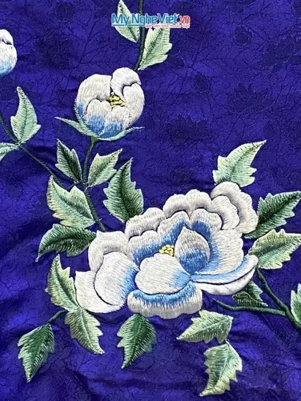 Khăn lụa Hà Đông thêu hoa