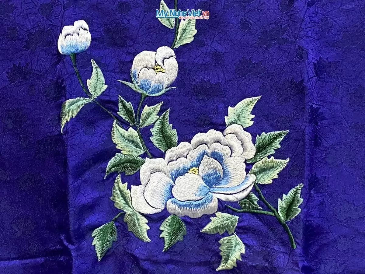 Khăn lụa Hà Đông thêu hoa