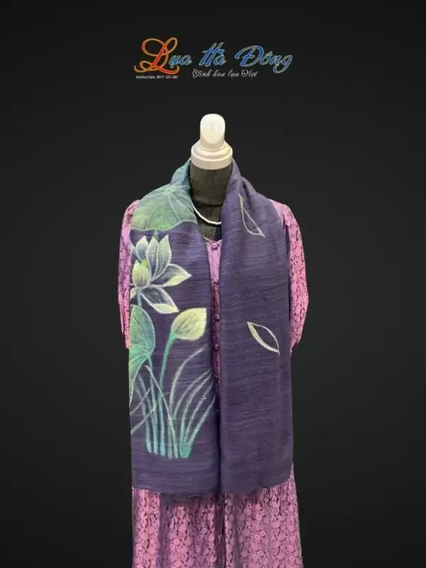 Alternative view of Khăn lụa Đũi xanh than vẽ sen 100% silk 80x180 tua rua KLTA80180/5