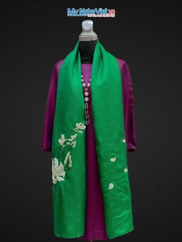 Khăn lụa Hà Đông thêu sen