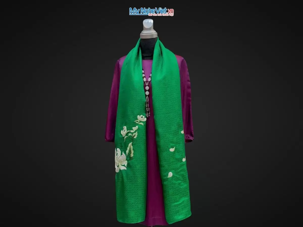 Khăn lụa Hà Đông thêu sen