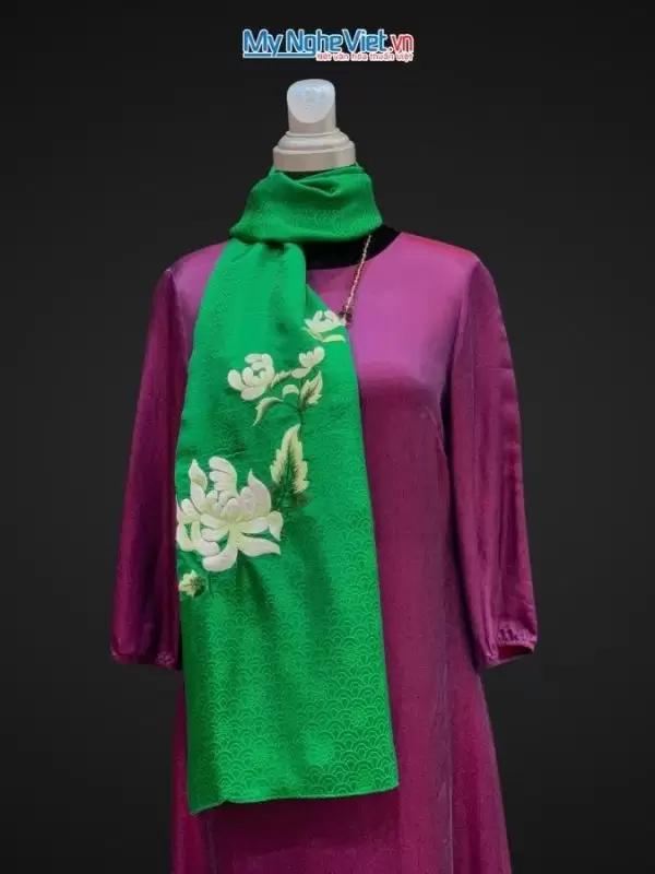 Khăn lụa sóng mây Hà Đông thêu sen