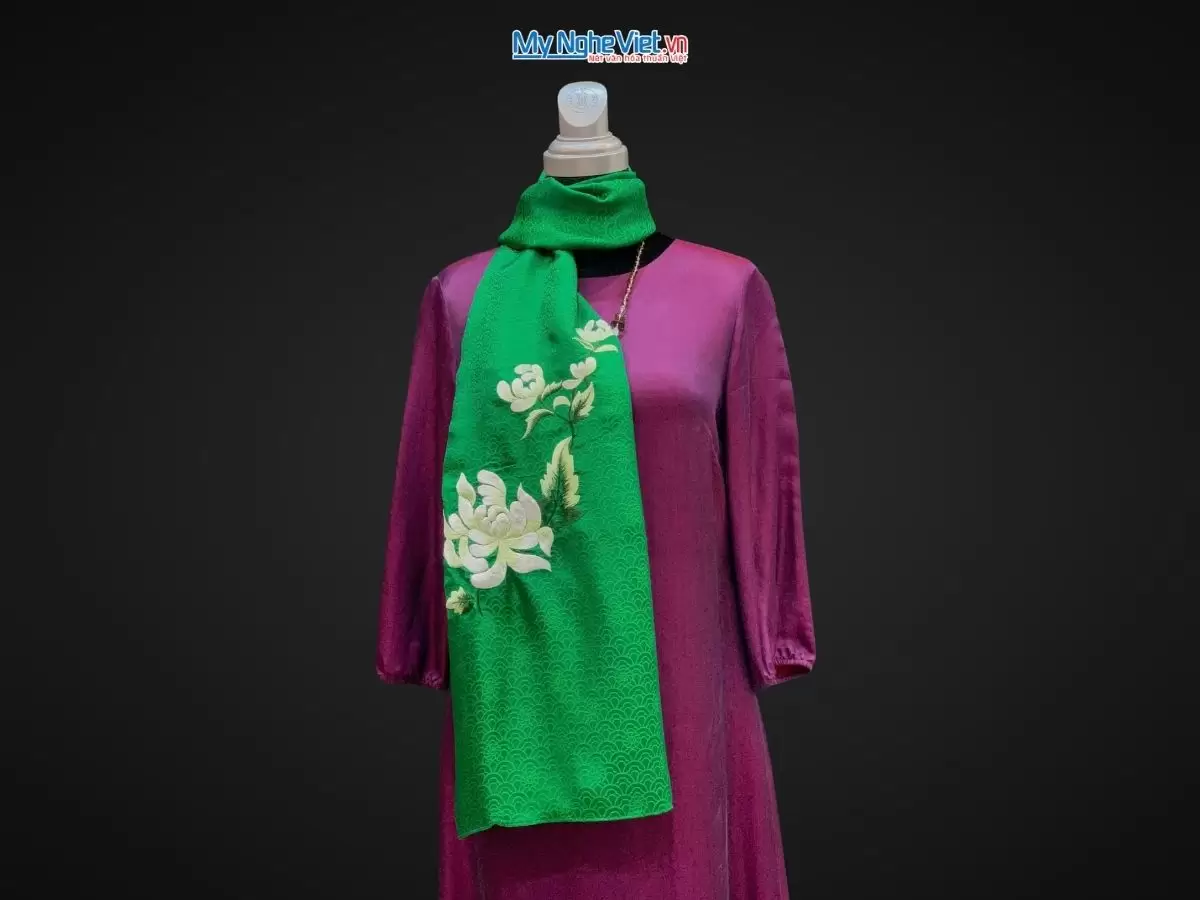 Khăn lụa sóng mây Hà Đông thêu sen