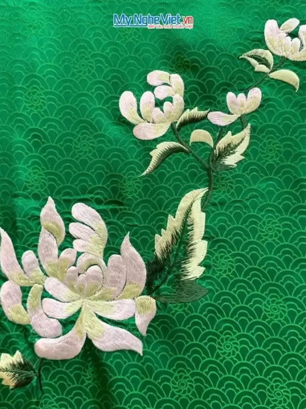 Khăn lụa sóng mây Hà Đông thêu sen