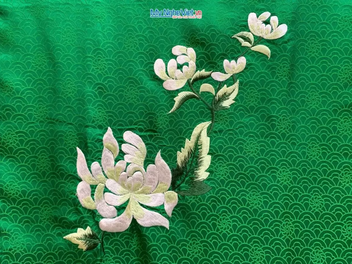 Khăn lụa sóng mây Hà Đông thêu sen