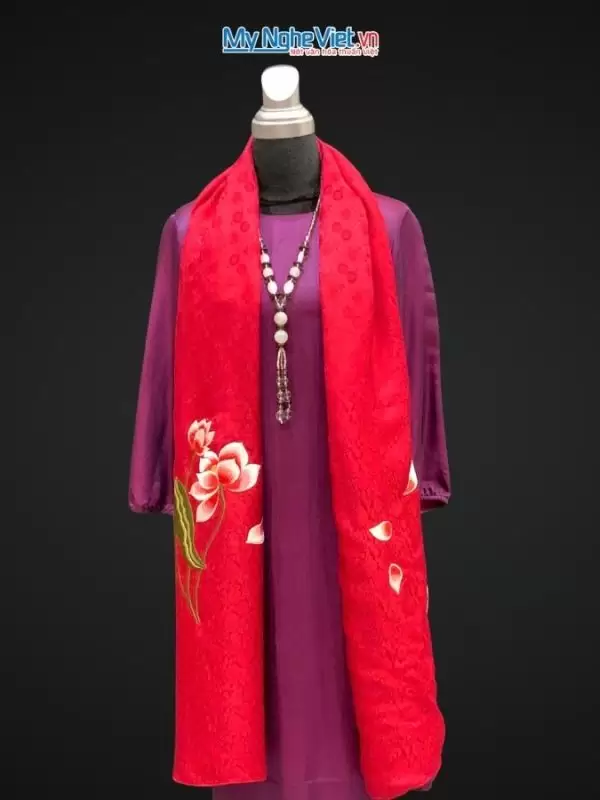 khăn lụa Hà Đông thêu sen