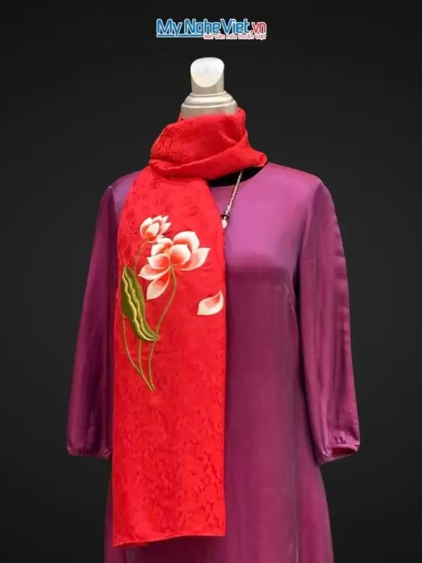 khăn lụa Hà Đông thêu sen