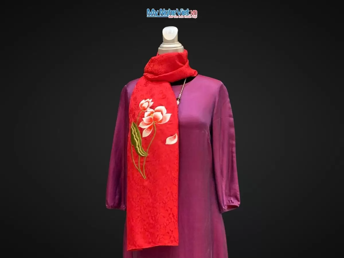 khăn lụa Hà Đông thêu sen