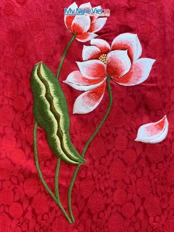 khăn lụa Hà Đông thêu sen