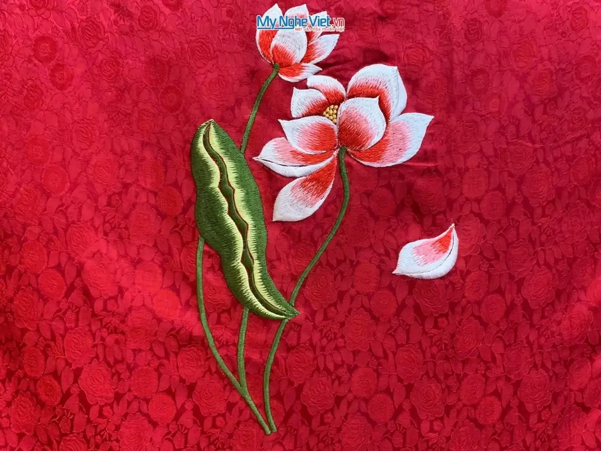 khăn lụa Hà Đông thêu sen