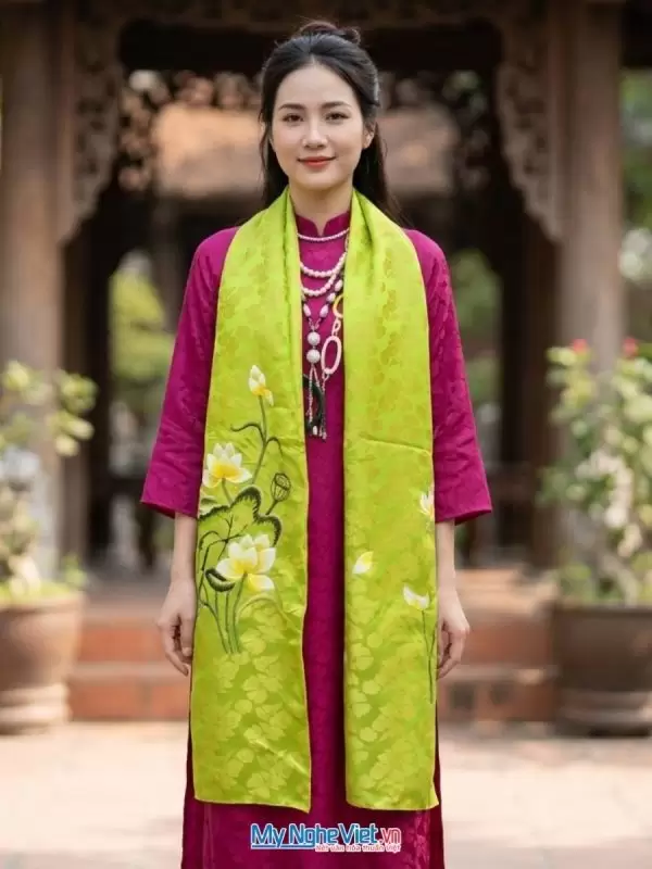 Khăn lụa tơ tằm thêu hoa sen