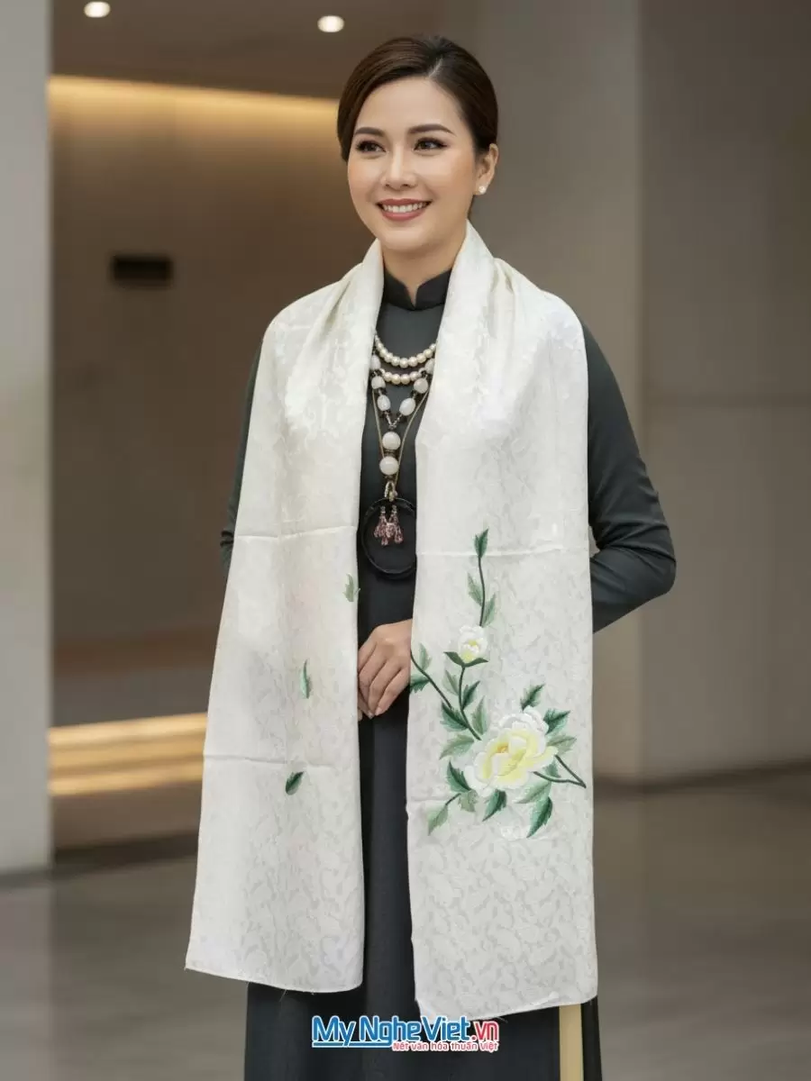 Khăn lụa tơ tằm thêu hoa họa tiết đuôi công