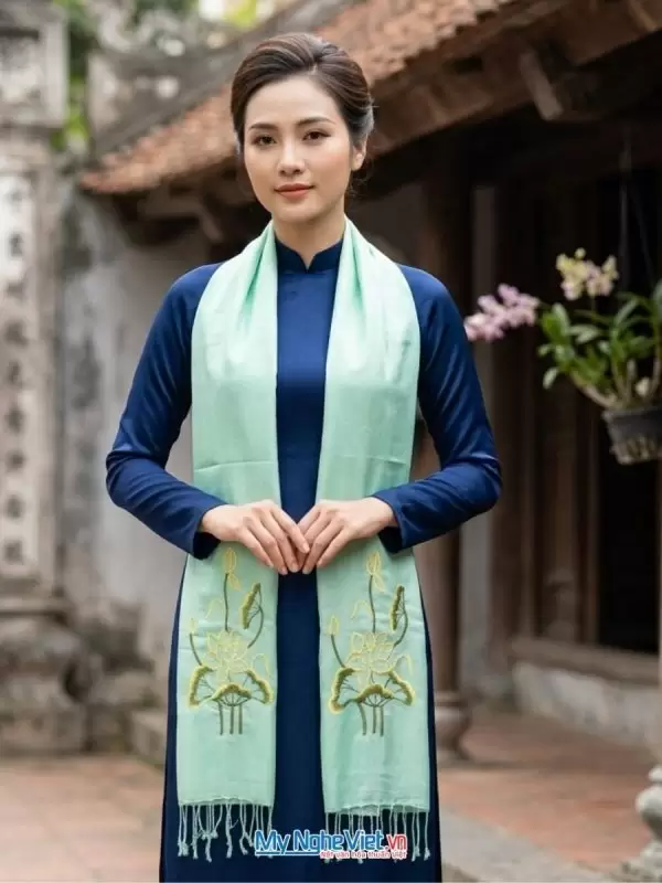 Khăn lụa tơ tằm thêu sen