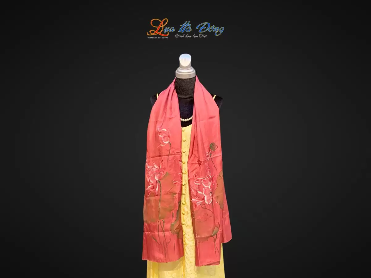 Khăn lụa tơ tằm màu hồng đậm vẽ sen 70x180 MNV-PT70180/15 - Ảnh 4