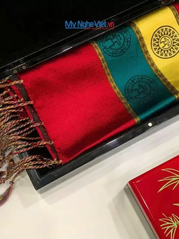 Combo Hộp sơn mài và khăn lụa Hà Đông