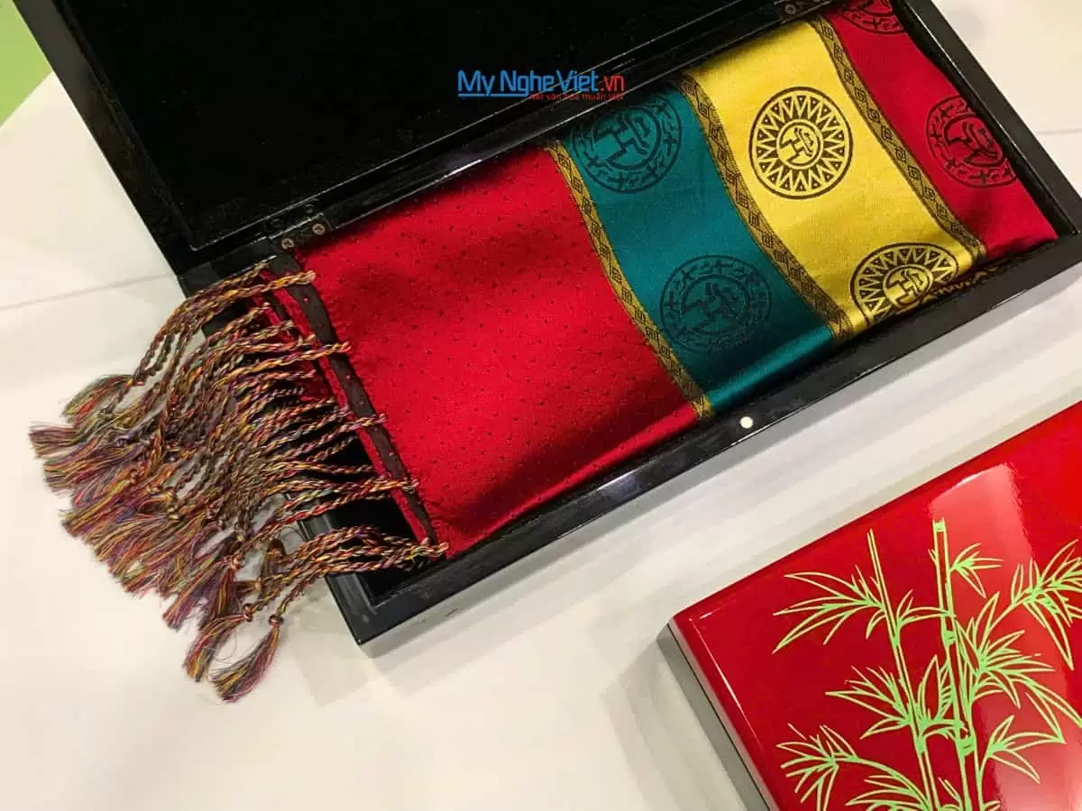 Combo Hộp sơn mài và khăn lụa Hà Đông