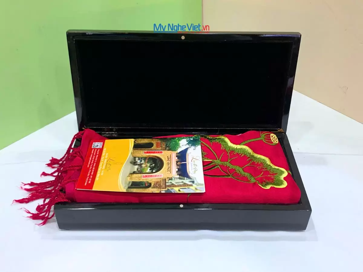 Combo Hộp sơn mài và khăn lụa Hà Đông