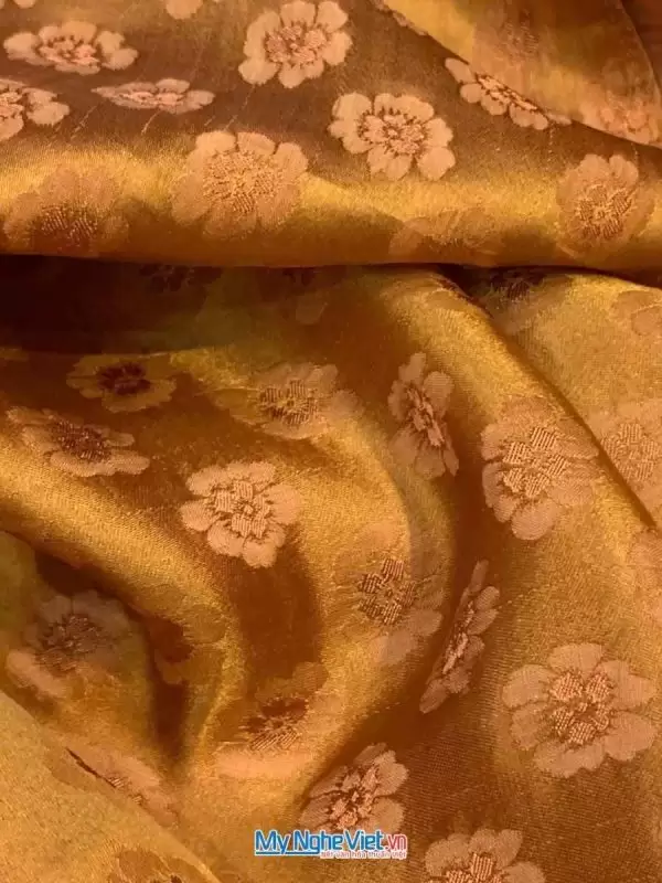 Alternative view of Khăn lụa tơ tằm họa tiết hoa đào màu vàng đồng 40x180 MNV-LNL40180/9