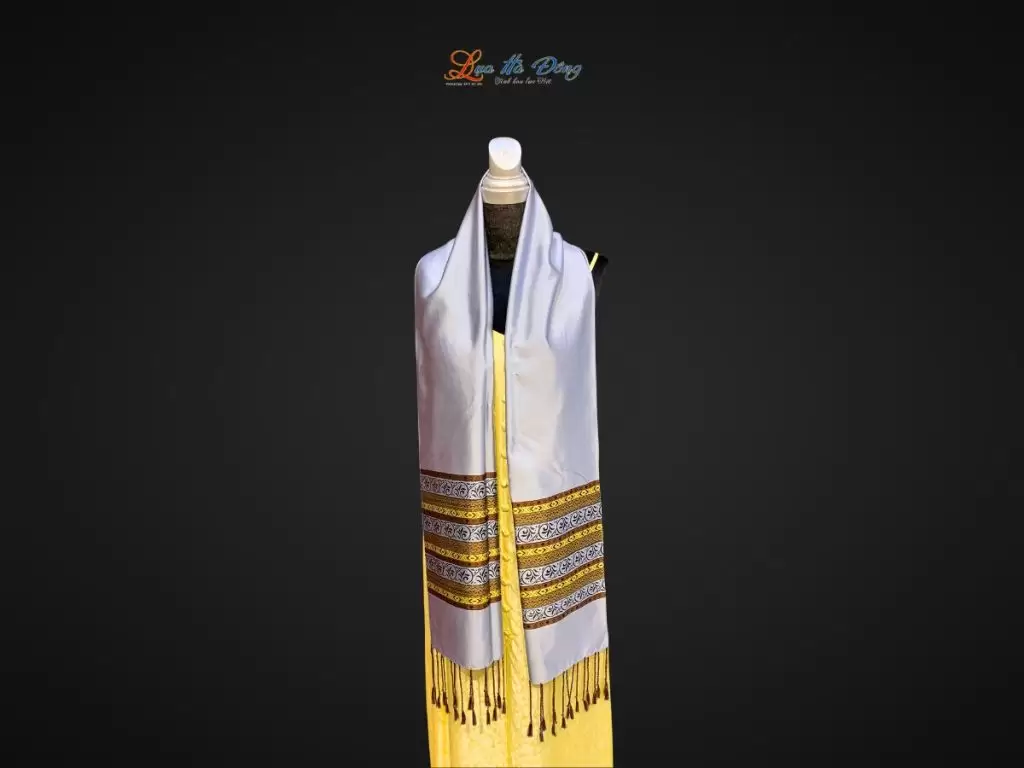 Khăn lụa Silk họa tiết thổ cẩm nền Xám