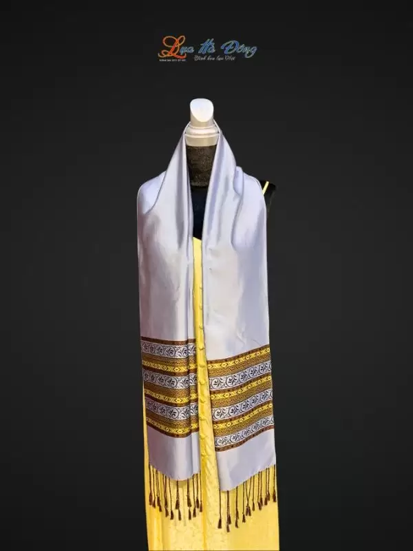 Khăn lụa Silk họa tiết thổ cẩm nền Xám