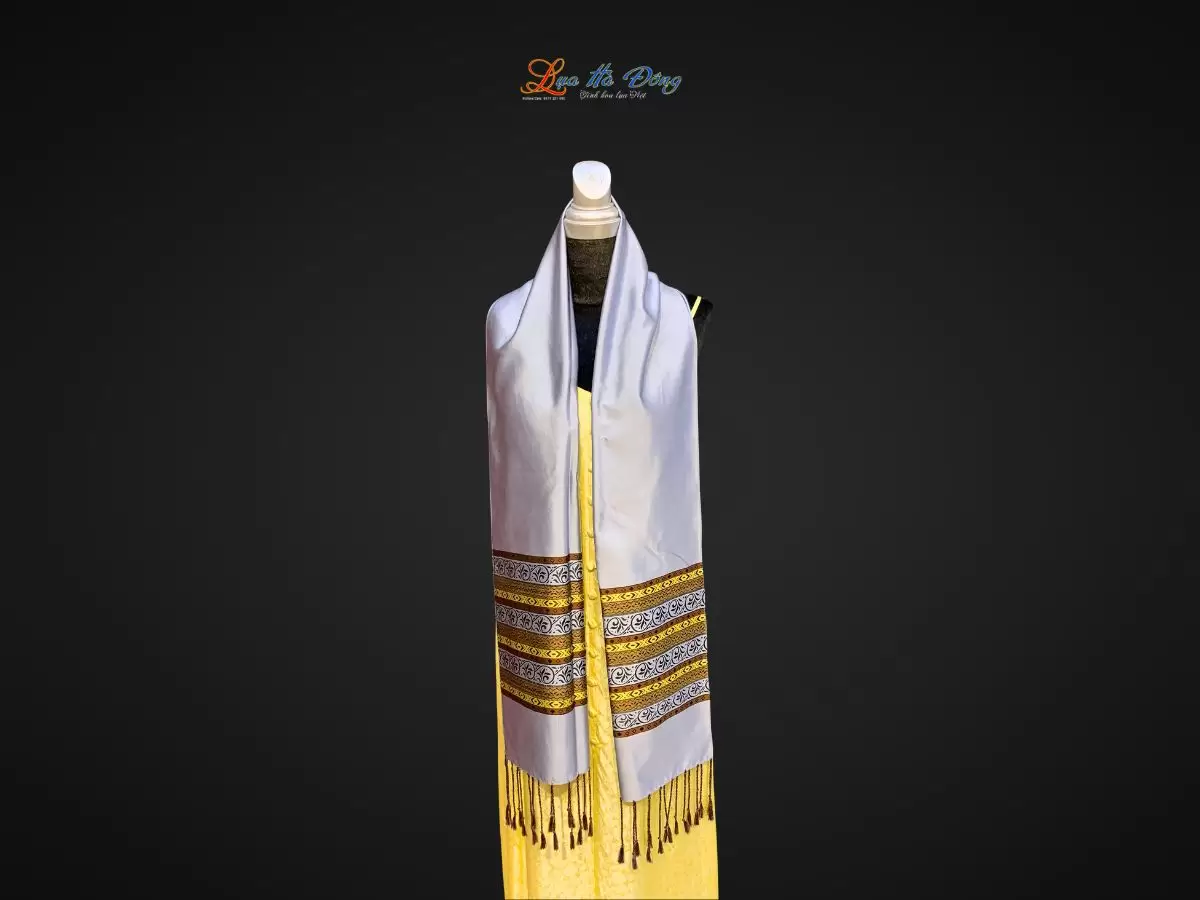 Khăn lụa Silk họa tiết thổ cẩm nền Xám
