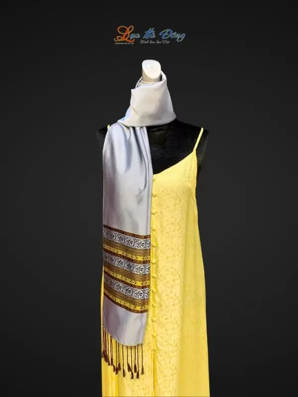 Khăn lụa Silk họa tiết thổ cẩm nền Xám