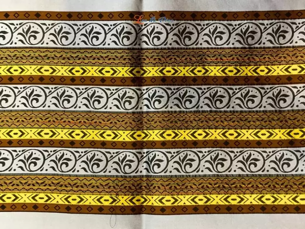 Khăn lụa Silk họa tiết thổ cẩm nền Xám