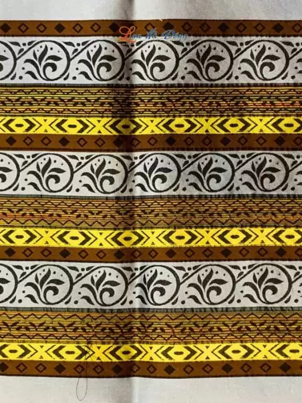 Khăn lụa Silk họa tiết thổ cẩm nền Xám