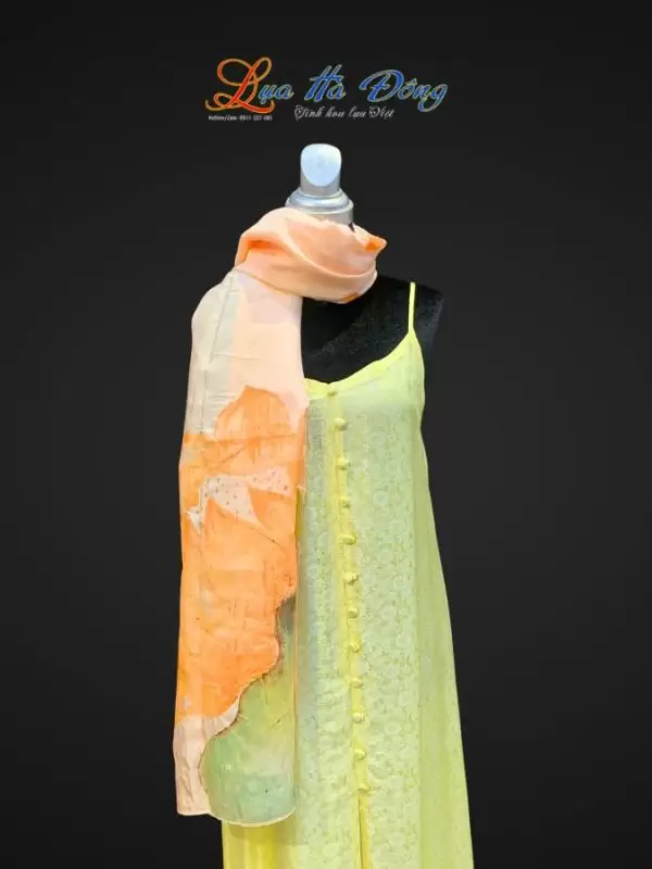 Khăn lụa tơ tằm vẽ tay hoa sen