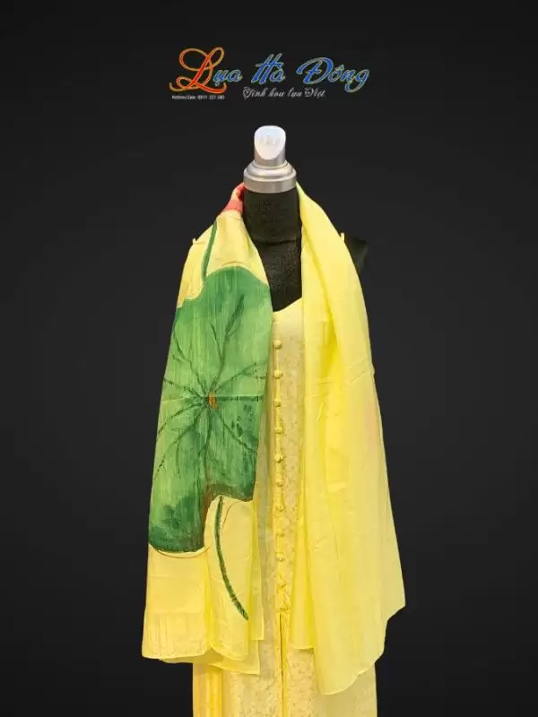 Khăn lụa tơ tằm vẽ tay hoa sen