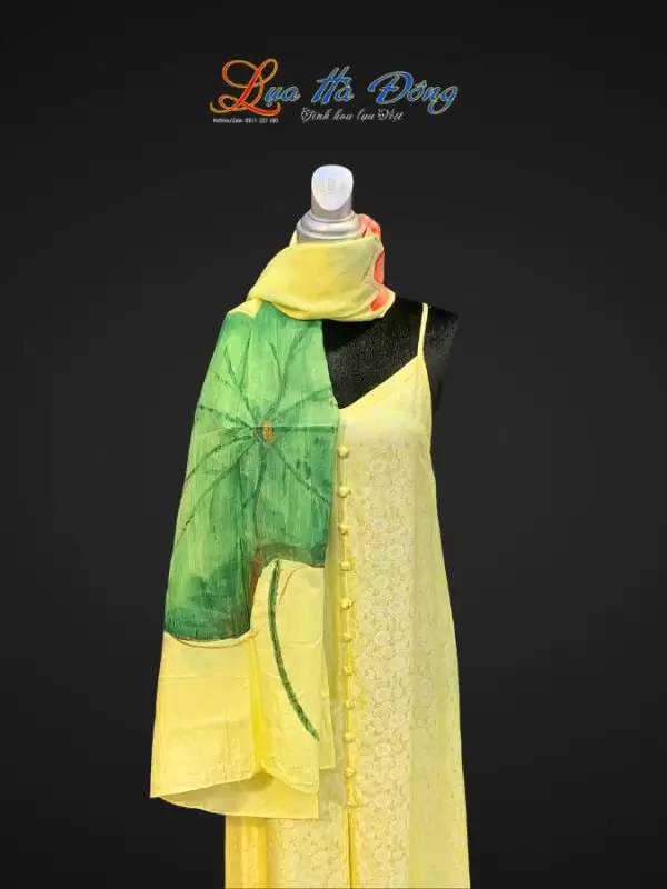 Khăn lụa tơ tằm vẽ tay hoa sen