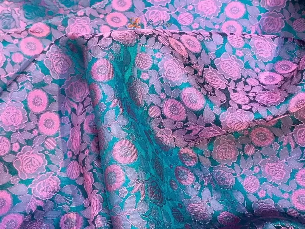 Khăn lụa vuông họa tiết hồng thọ tím xanh