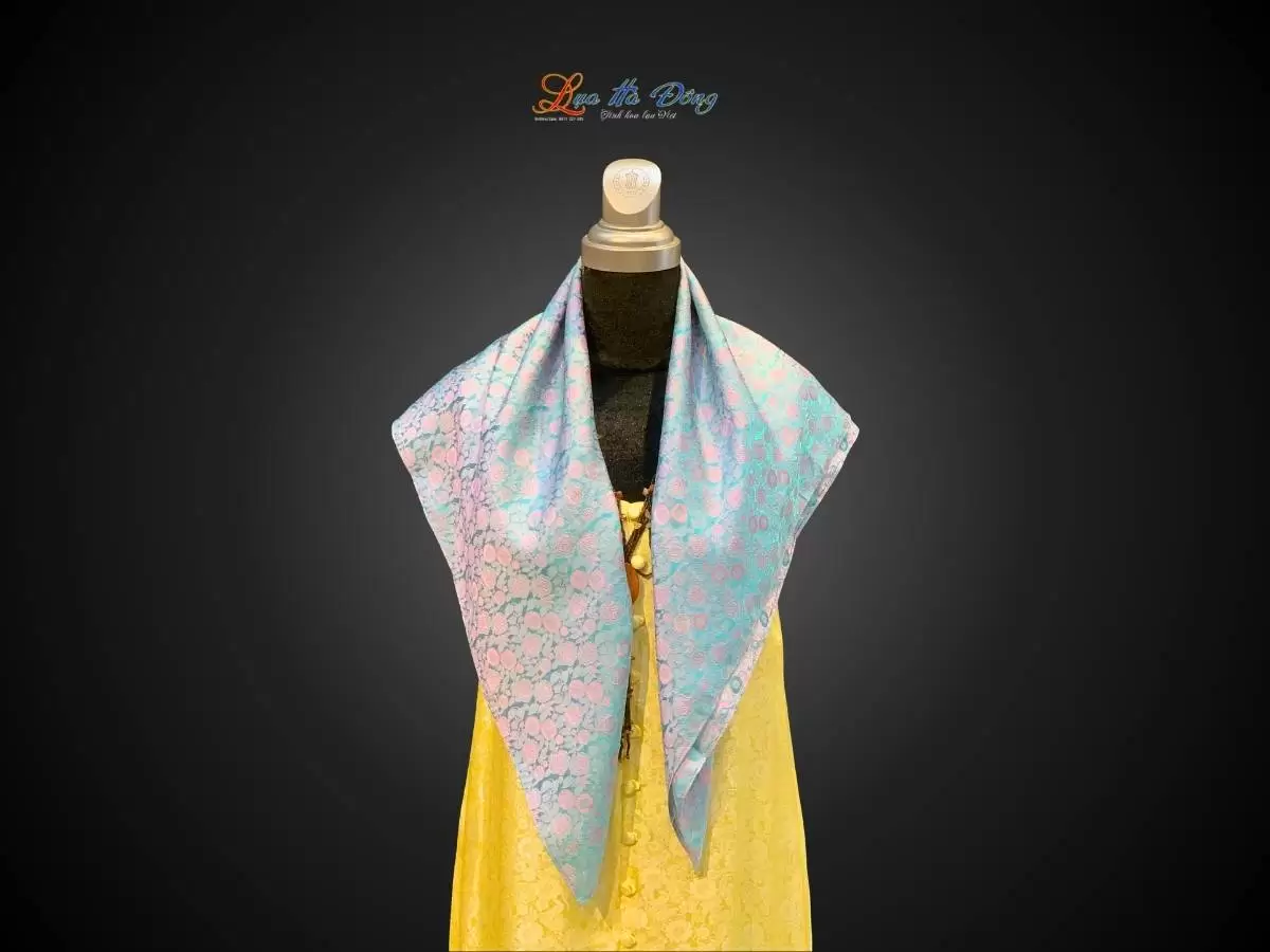 Khăn lụa vuông họa tiết hồng thọ hồng xanh