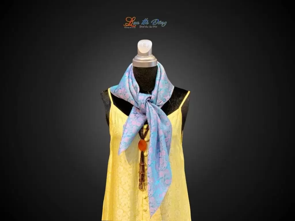 Khăn lụa vuông họa tiết hồng thọ hồng xanh