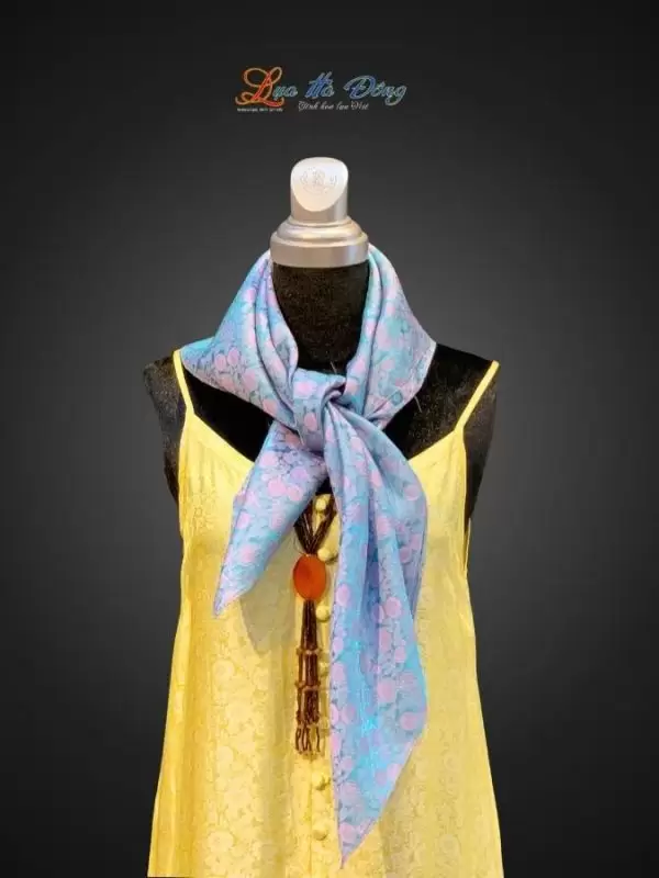 Khăn lụa vuông họa tiết hồng thọ hồng xanh