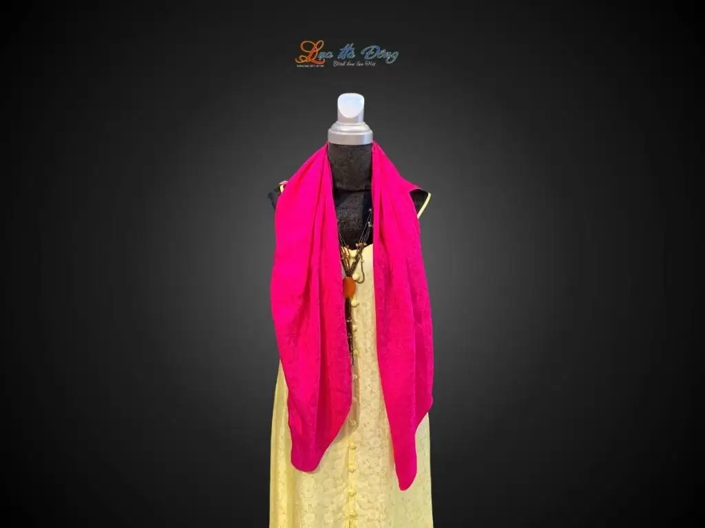 Khăn lụa vuông họa cúc hồng