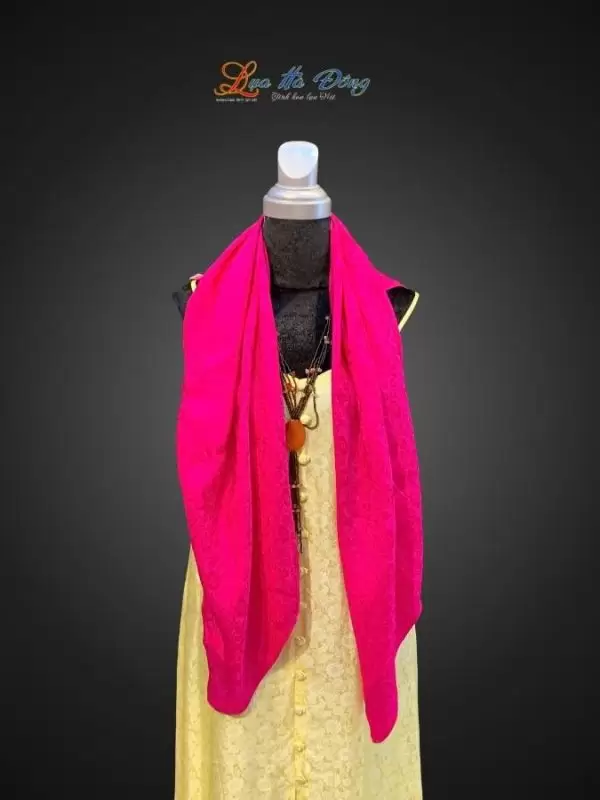 Khăn lụa vuông họa cúc hồng