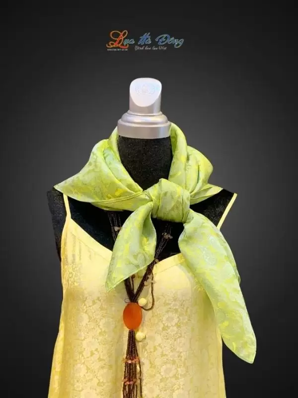 Khăn lụa vuông họa tiết đuôi cong xanh lá