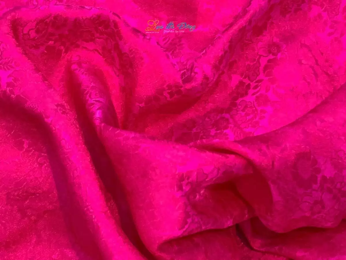 Khăn lụa vuông họa cúc hồng