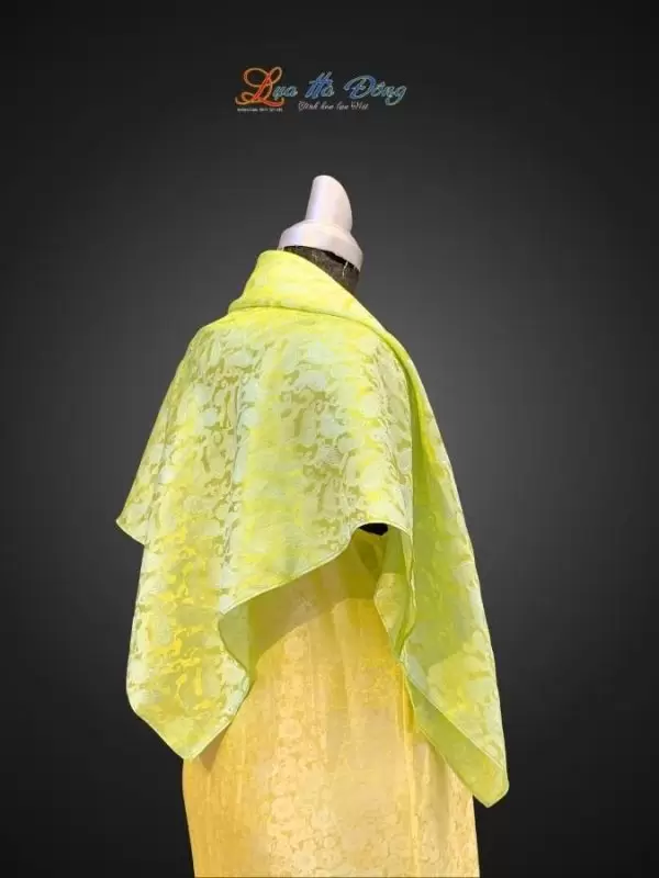 Khăn lụa vuông họa tiết đuôi cong xanh lá