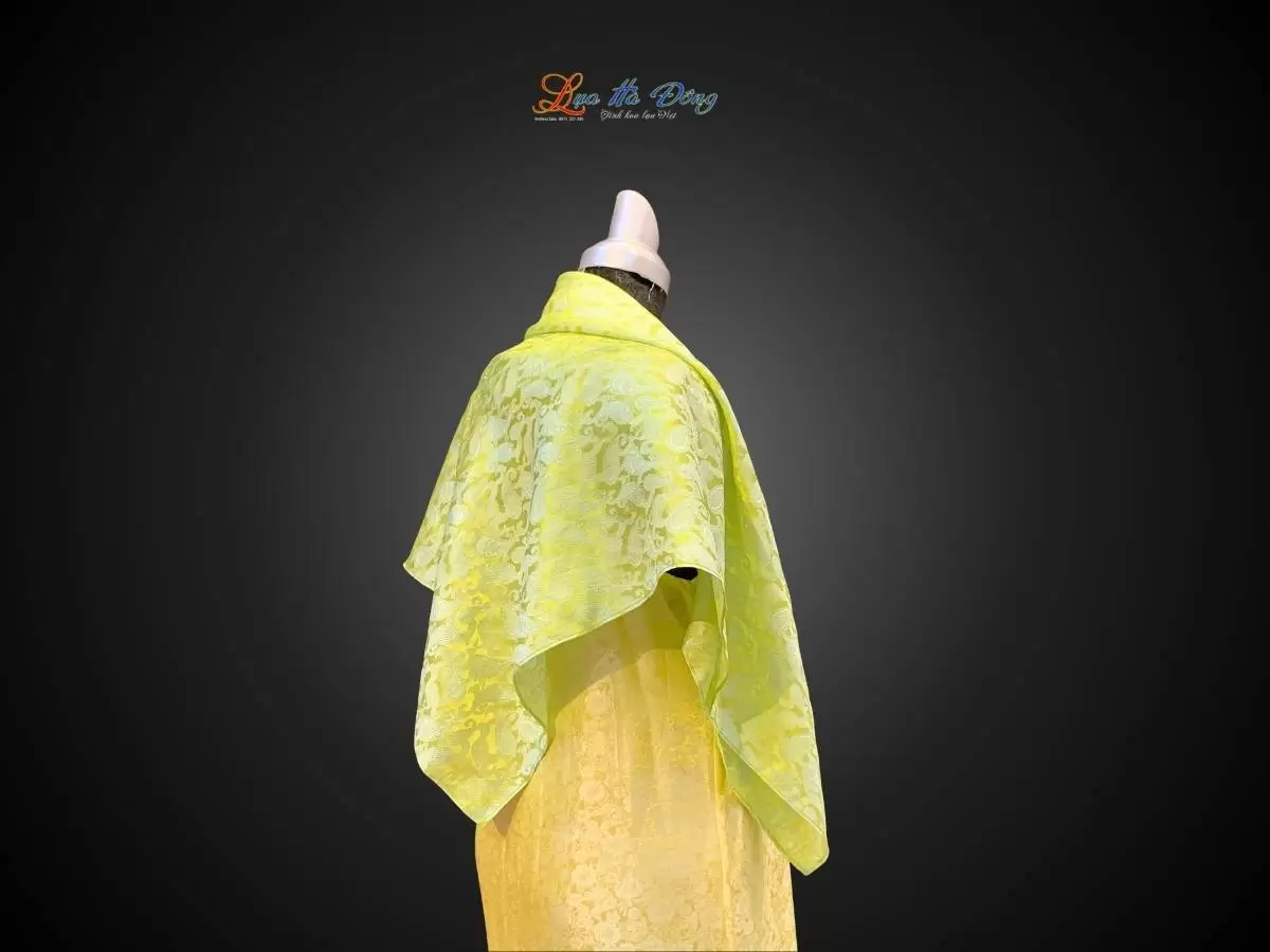 Khăn lụa vuông họa tiết đuôi cong xanh lá