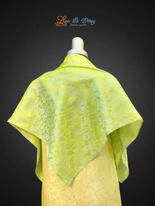 Khăn lụa vuông họa tiết đuôi cong xanh lá