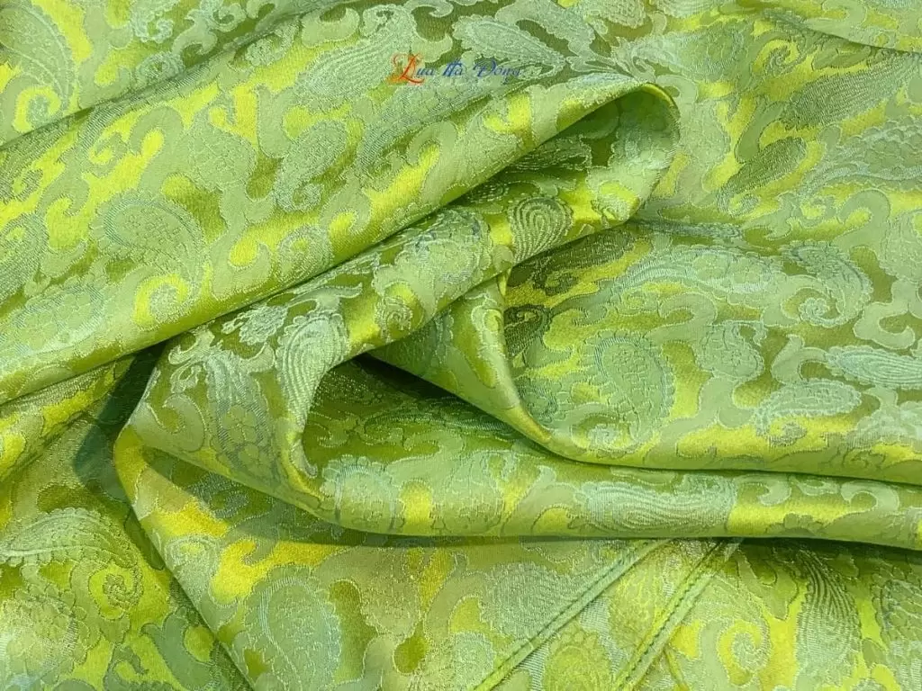 Khăn lụa vuông họa tiết đuôi cong xanh lá