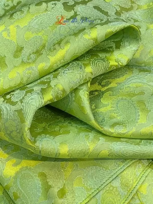 Khăn lụa vuông họa tiết đuôi cong xanh lá