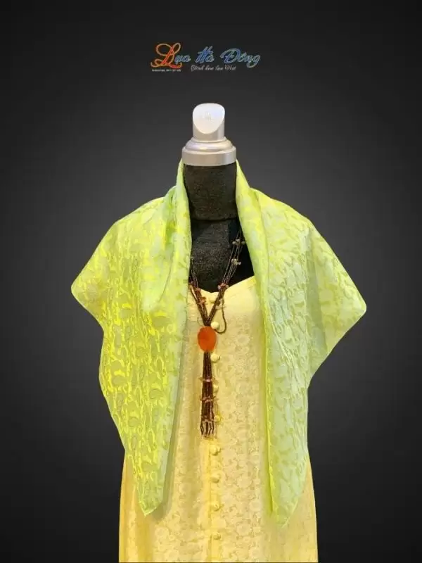 Khăn lụa vuông họa tiết đuôi cong xanh lá