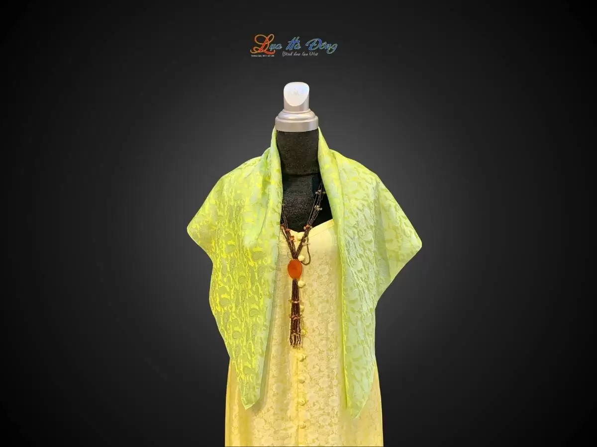 Khăn lụa vuông họa tiết đuôi cong xanh lá