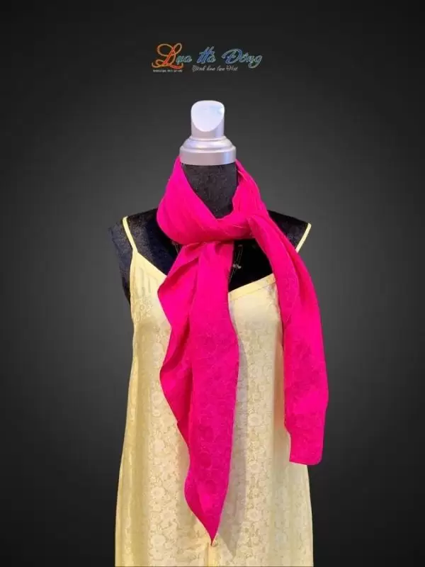 Khăn lụa vuông họa cúc hồng