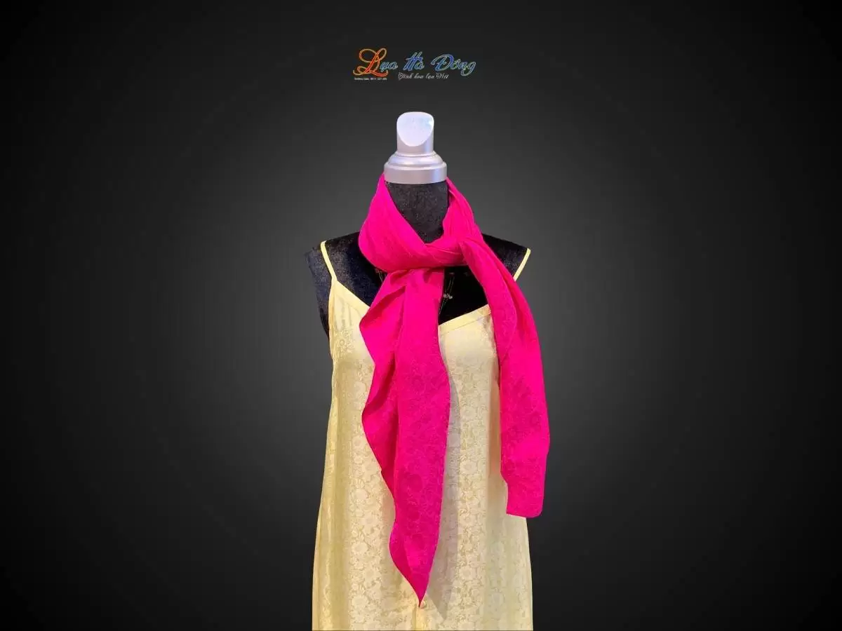 Khăn lụa vuông họa cúc hồng