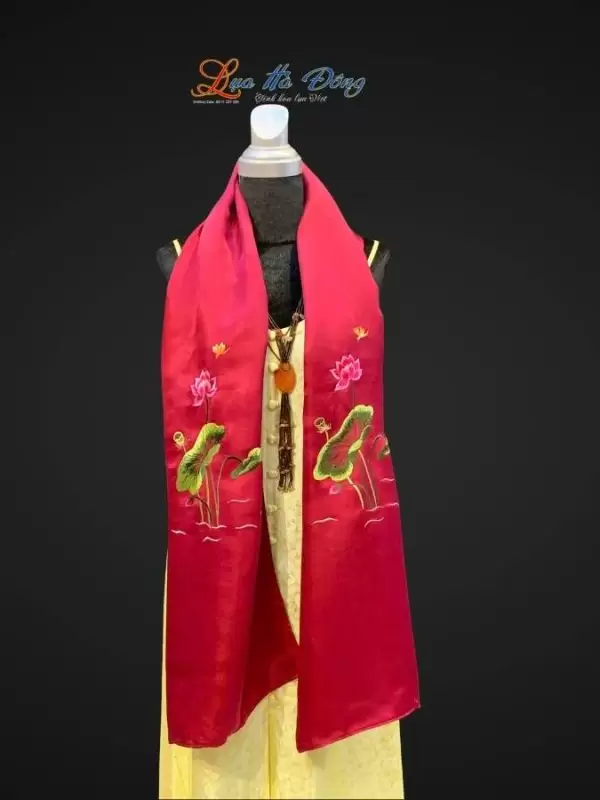 Khăn lụa trơn thêu sen đỏ mận